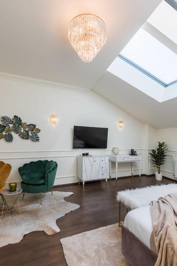 Holt Old Town Luxury Suites Bucarest Esterno foto