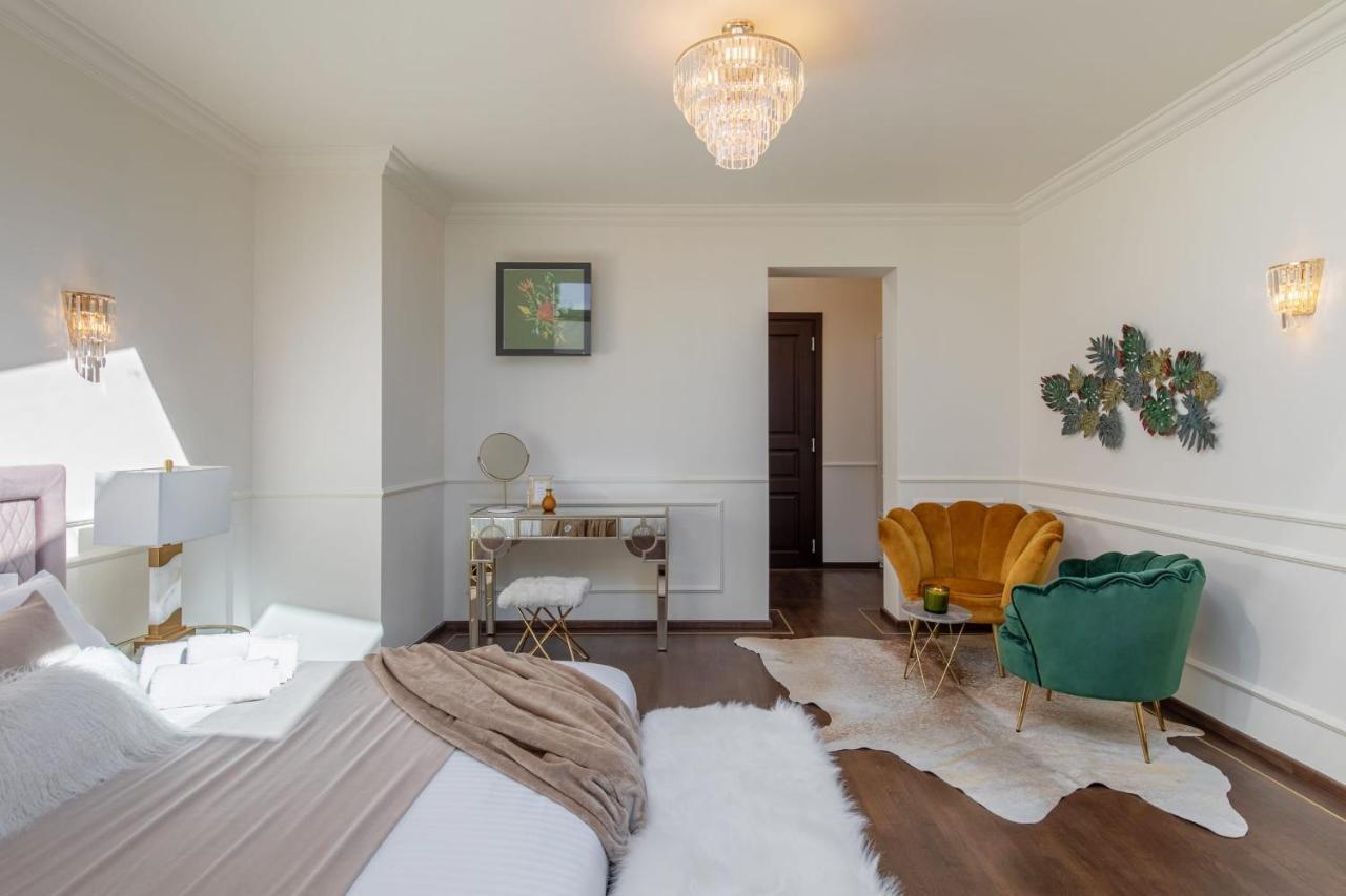 Holt Old Town Luxury Suites Bucarest Esterno foto