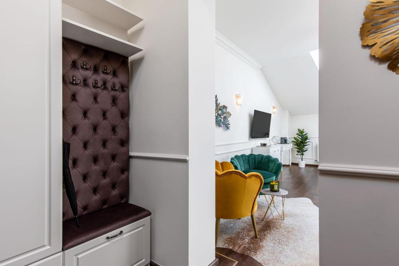 Holt Old Town Luxury Suites Bucarest Esterno foto