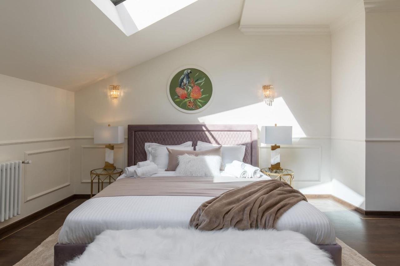 Holt Old Town Luxury Suites Bucarest Esterno foto