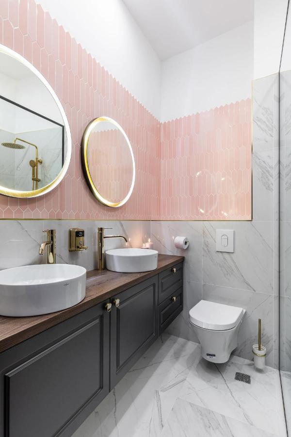 Holt Old Town Luxury Suites Bucarest Esterno foto