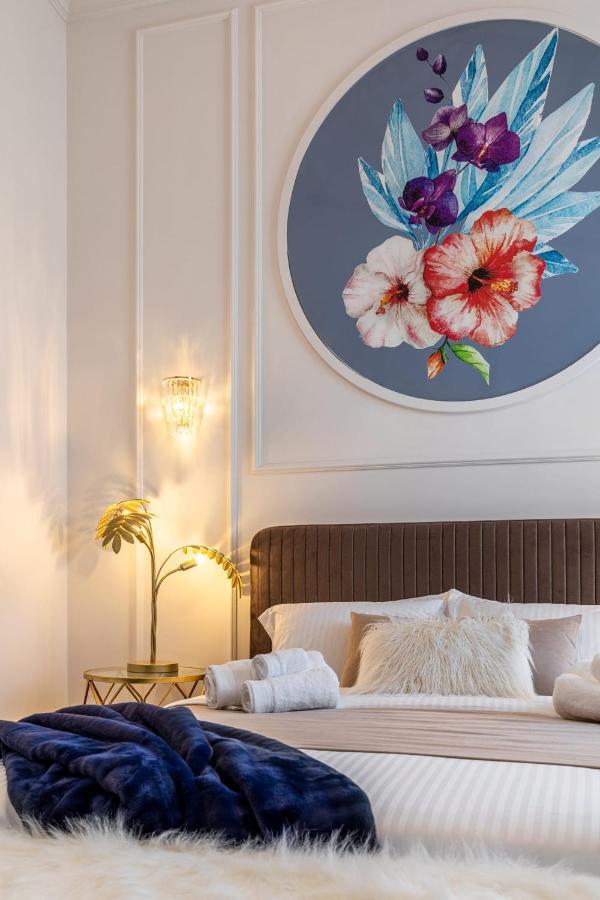 Holt Old Town Luxury Suites Bucarest Esterno foto