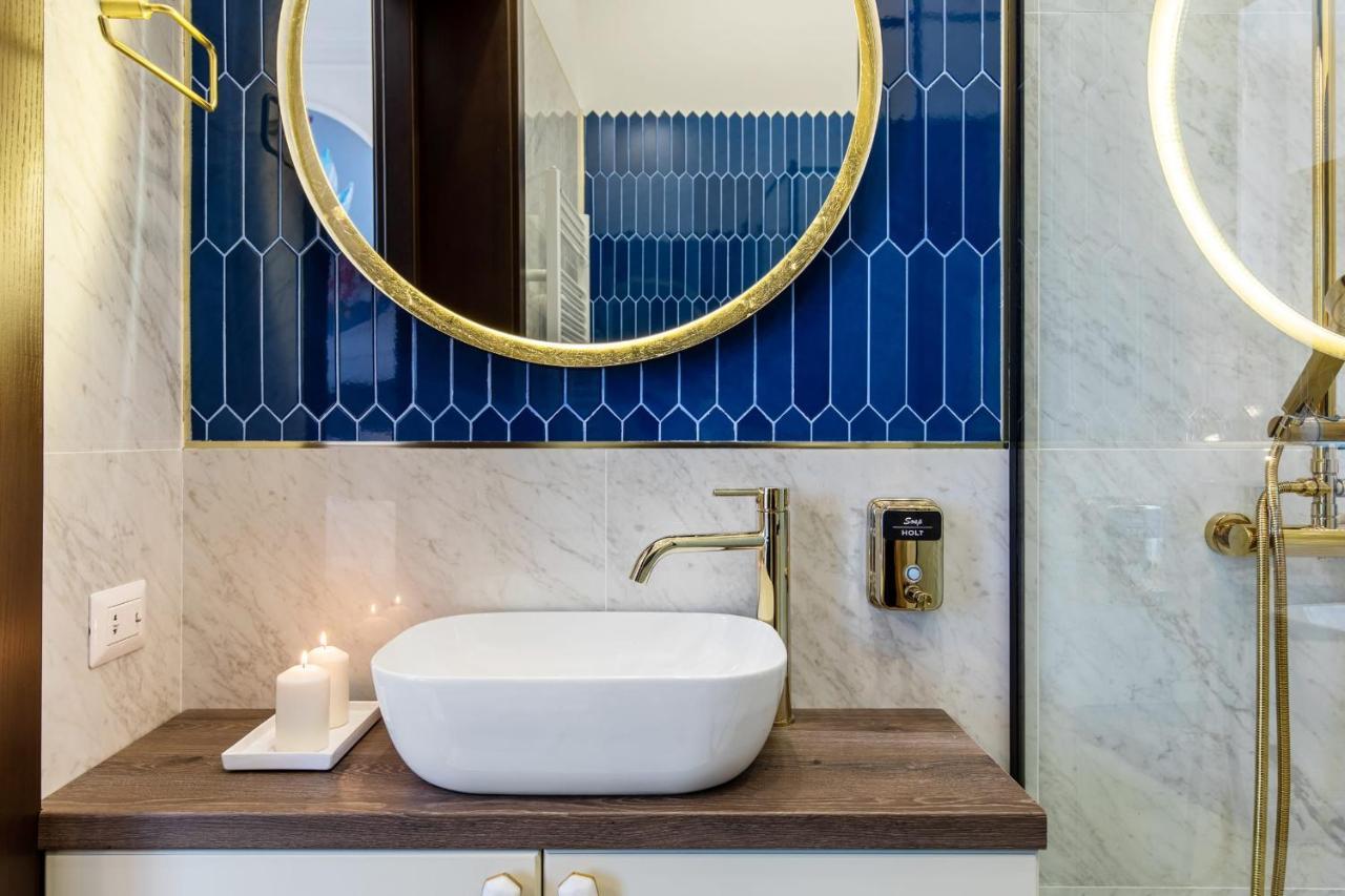 Holt Old Town Luxury Suites Bucarest Esterno foto