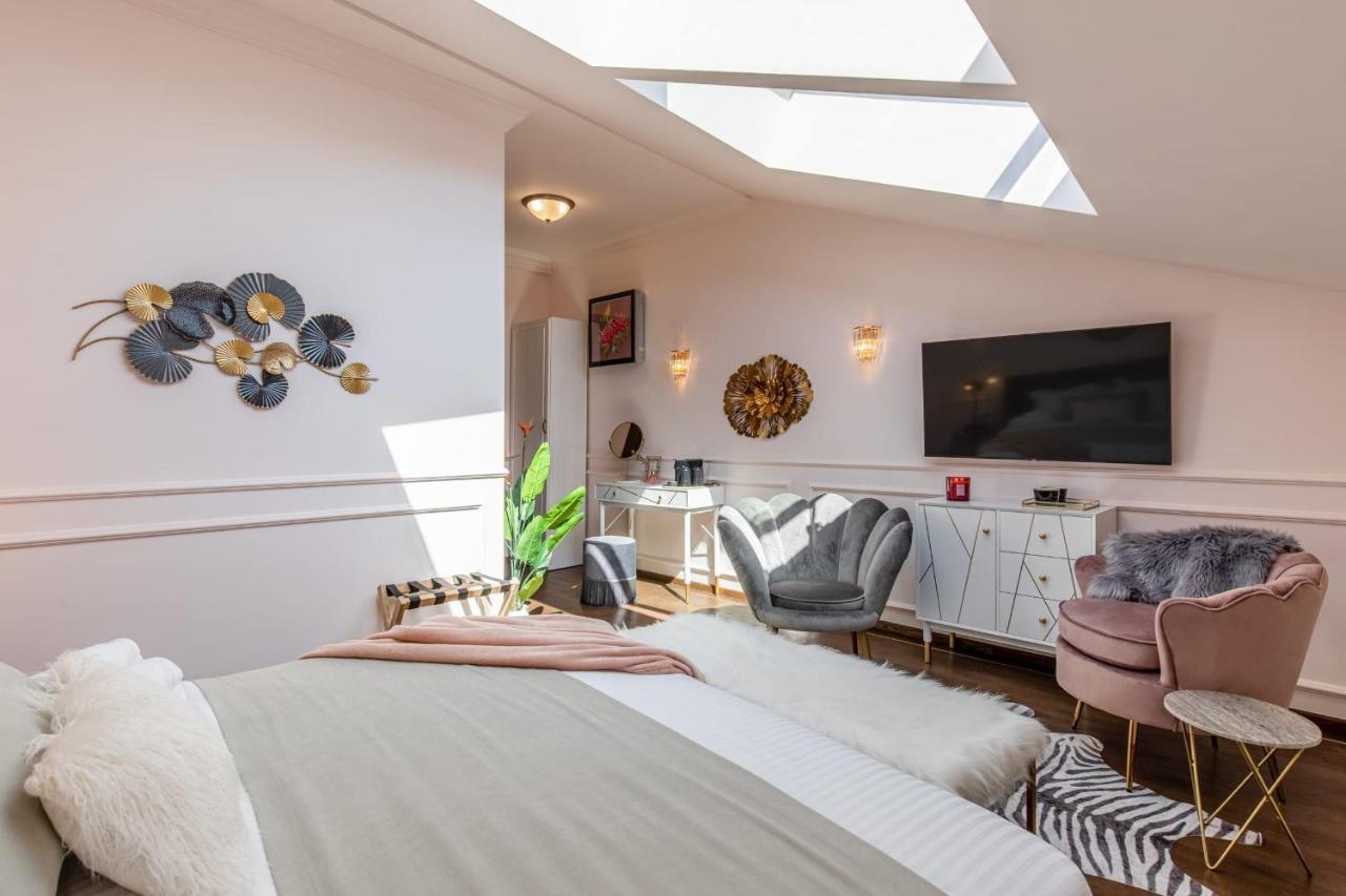 Holt Old Town Luxury Suites Bucarest Esterno foto
