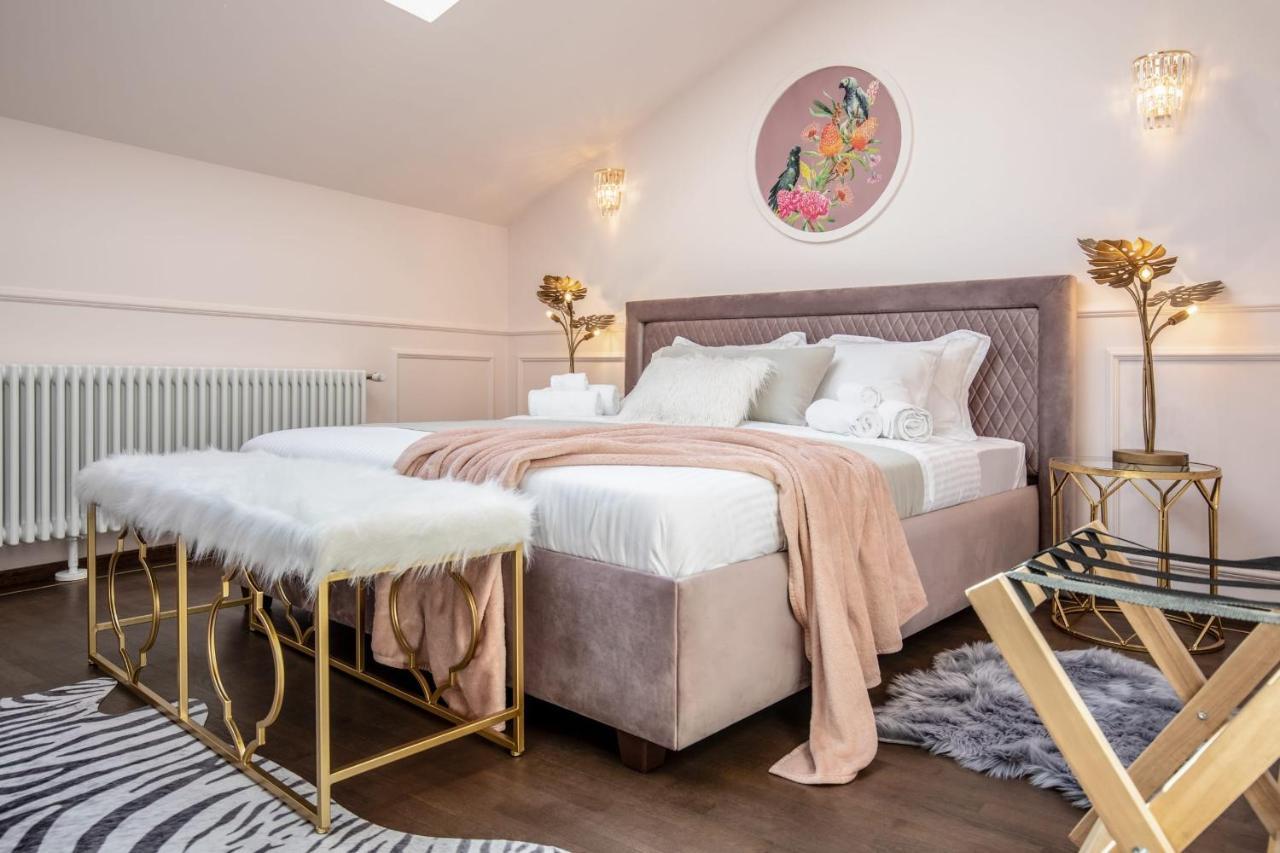 Holt Old Town Luxury Suites Bucarest Esterno foto