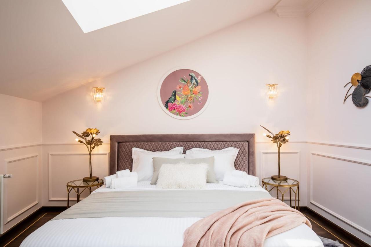 Holt Old Town Luxury Suites Bucarest Esterno foto