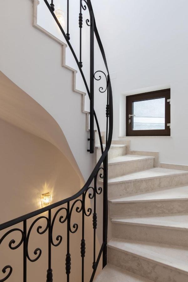 Holt Old Town Luxury Suites Bucarest Esterno foto