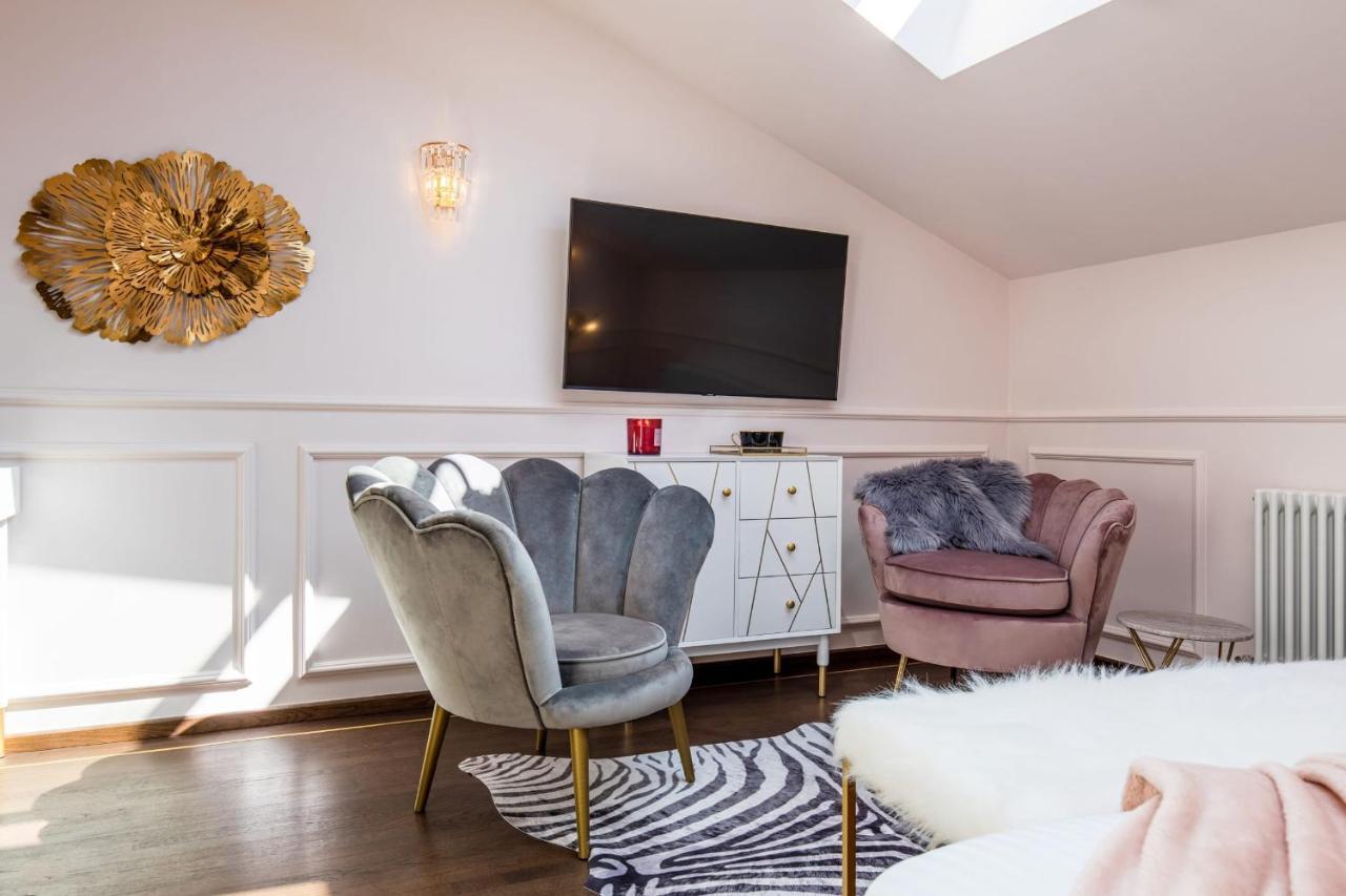 Holt Old Town Luxury Suites Bucarest Esterno foto