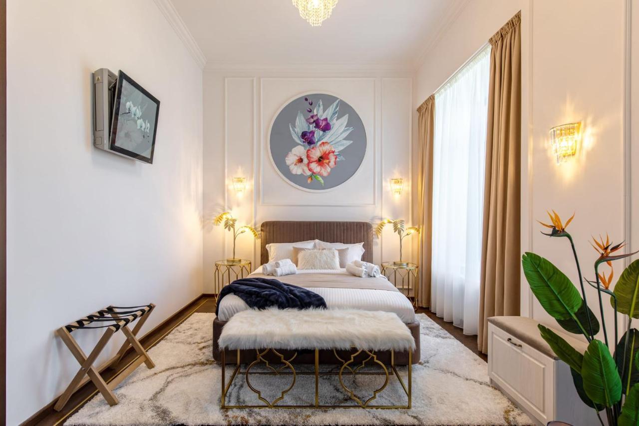 Holt Old Town Luxury Suites Bucarest Esterno foto