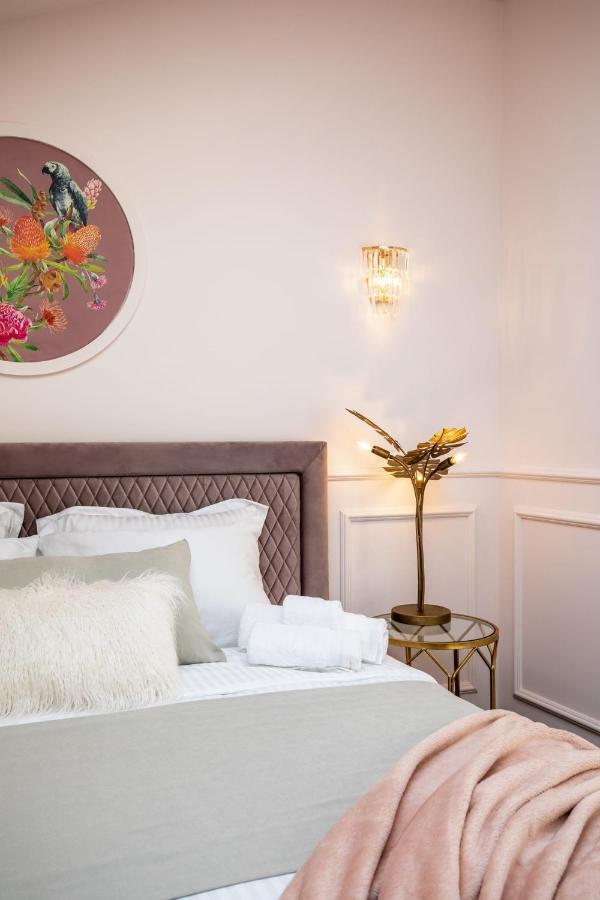 Holt Old Town Luxury Suites Bucarest Esterno foto